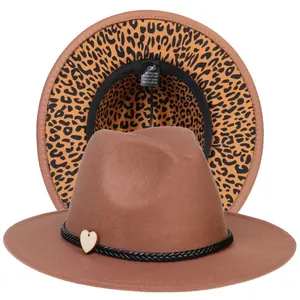 Dettaglio cappello fedora con fascia intrecciata, ciondolo a cuore e fodera maculata