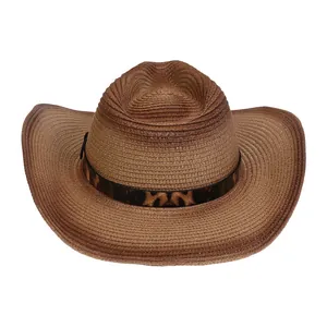 Detalle de sombrero vaquero de paja tejida con cinta de leopardo y ala ancha curvada