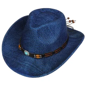 Detail eines blauen Western-Cowboyhuts mit Türkisstein und Holzperlen-Verzierung