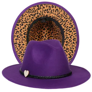 Dettaglio cappello fedora viola con fodera leopardata e ciondolo cuore in legno