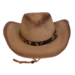 Detalle del tejido de sombrero de paja marrón tipo cowboy con banda de leopardo