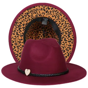 Dettaglio del cappello fedora bordeaux con fodera leopardata e ciondolo a cuore in legno