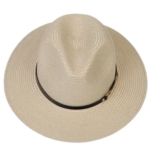 Vue détaillée du chapeau Panama beige avec ruban en cuir noir et boucle dorée