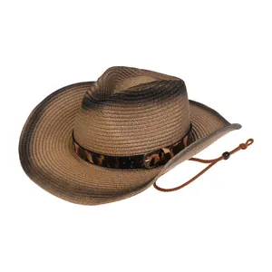 Detalle de sombrero de paja tipo vaquero con banda de leopardo y cordón ajustable para barbilla