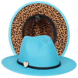 Cappello Fedora blu con fodera leopardata e piccolo ciondolo a cuore sul nastro