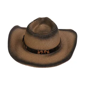 Detalle de sombrero de paja con ala ancha, banda de leopardo y degradado café
