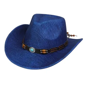 Detailansicht blauer Cowboyhut mit Lederband und türkisfarbenem Schmuckstein