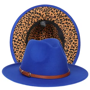 Dettaglio del cappello fedora blu reale con tesa leopardata e fascia nera con fibbia