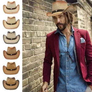 Detalle de sombreros de sol vaqueros trenzados con degradado y emblema de cabeza de toro