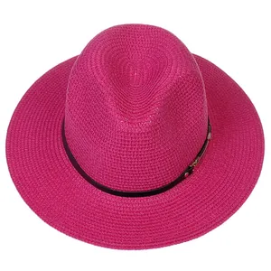 Vue de dessus du chapeau Panama rose fuchsia avec texture paille et ruban noir élégant