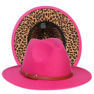 Dettaglio del cappello fedora rosa in misto cotone con fodera interna in stampa leopardata