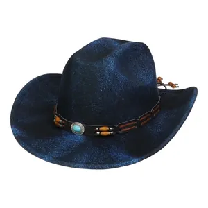 Detail von marineblauem Filz Cowboyhut mit Ethno-Perlen und Türkisstein-Dekor