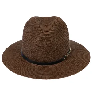 Détail du chapeau Panama marron foncé avec paille fine, ruban en cuir noir et boucle dorée