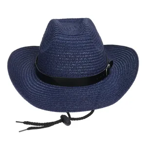 Detail eines dunkelblauen Stroh-Cowboyhuts mit Lederband und verstellbarem Windseil