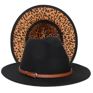 Dettaglio cappello fedora nero con tesa leopardata e fascia in pelle marrone decorativa