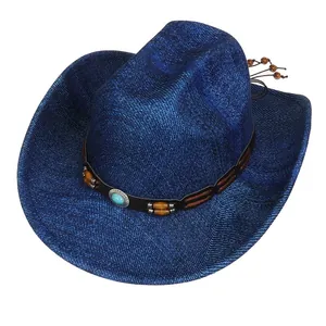 Detail eines blauen Cowboyhuts mit türkisfarbenem Stein und Holzperlen-Verzierung