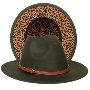 Dettaglio cappello fedora verde scuro con tesa leopardata e cinturino in finta pelle