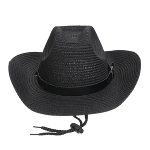 Detail eines schwarzen Stroh-Cowboyhuts mit Webstruktur, Schnallenband und windfestem Seil