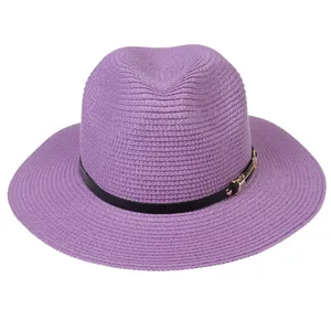 Détail du chapeau Panama tressé violet avec bandeau en cuir noir et boucle dorée