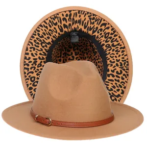Dettaglio cappello fedora cammello con fodera leopardata e fibbia decorativa in oro