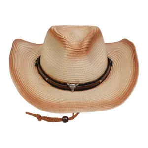 Detalle de sombrero vaquero de paja trenzada degradado con adorno de cabeza de toro