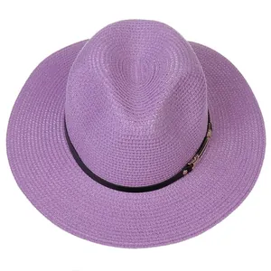 Vue détaillée du chapeau Fedora en paille violette avec ruban noir et boucle dorée