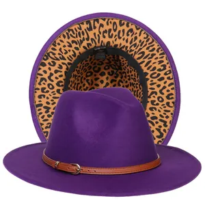 Dettaglio del cappello fedora viola con cinturino in pelle marrone e fodera leopardata