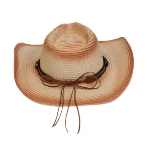 Primer plano de sombrero cowboy de paja degradada con cordón de cuero y remaches