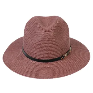 Détail du chapeau de paille Panama rose foncé avec ruban en cuir noir et boucle