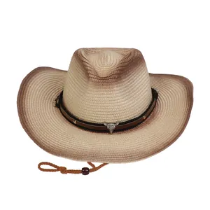 Detalle de sombrero de paja tejido con banda de cuero y adorno de cráneo de toro