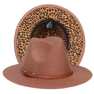 Dettaglio del cappello fedora con fodera leopardata e fibbia decorativa in pelle