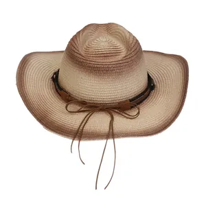 Detalle de sombrero de paja tipo cowboy tejido a mano con degradado y banda de cuero