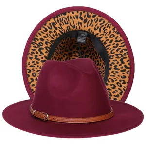 Dettaglio del cappello fedora bordeaux con fodera leopardata e misto tessuto premium