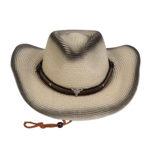 Detalle de sombrero vaquero de paja con emblema de cráneo de toro y tira de cuero