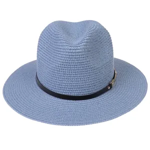 Détail du chapeau de paille bleu clair avec tissage fin et ruban en cuir noir à boucle argentée
