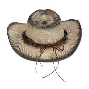 Detalle de sombrero de paja degradado con cinta de cuero marrón y remaches metálicos