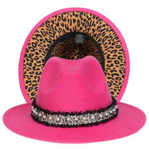 Dettaglio cappello in feltro rosa con tesa leopardata e fascia decorata con perle