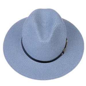 Détail du chapeau Panama bleu clair en paille tressée avec ruban noir décoratif
