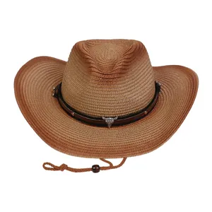 Detalle de sombrero de vaquero de paja con adorno de cabeza de toro y banda de cuero