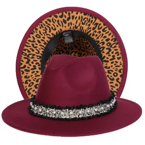 Dettaglio del cappello fedora bordeaux con fodera leopardata e nastro di perle