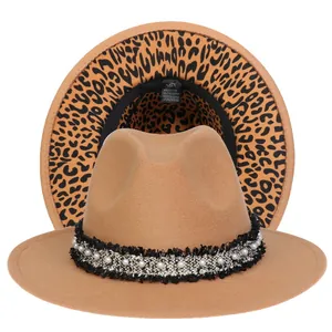 Dettaglio cappello fedora color cammello con fascia di perle e fodera interna leopardata