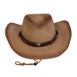 Detalle de sombrero vaquero de paja con adorno de calavera de toro y tejido