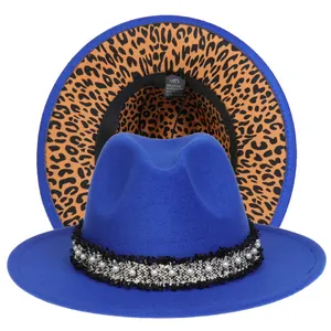 Dettaglio cappello fedora blu con fodera leopardata e nastro decorato con perle finte