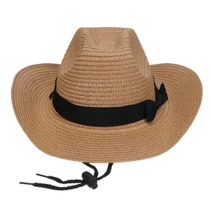 Detail eines kamelfarbenen Stroh-Cowboyhuts mit schwarzem Band und verstellbarem Band