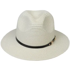 Détail du chapeau Panama tressé crème avec ruban noir et boucle dorée élégante