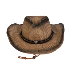 Detalle de sombrero de paja con emblema de cabeza de vaca y ala con degradado negro