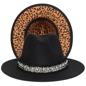 Dettaglio cappello fedora nero con fodera leopardata e fascia decorata con perle