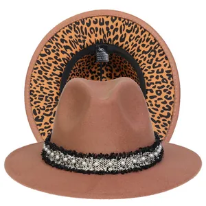 Dettaglio cappello fedora marrone con tesa leopardata e fascia decorata di perle
