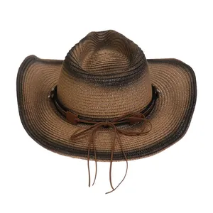 Detalle de sombrero de paja tejido con degradado marrón y remaches metálicos