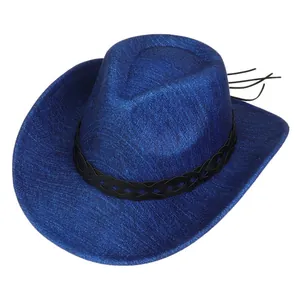 Detail eines hellblauen Cowboyhuts mit Metalloptik und schwarzem geflochtenem Dekoband